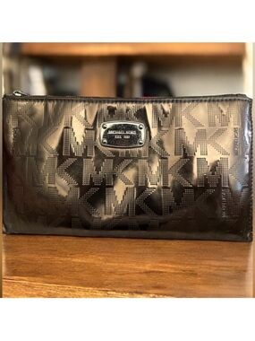 Michael Kors Shiny Logo Pouch - Black